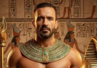 بـ"الزى الفرعونى".. على معلول يحتفل بافتتاح المتحف المصري الكبير