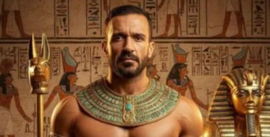 بـ"الزى الفرعونى".. على معلول يحتفل بافتتاح المتحف المصري الكبير
