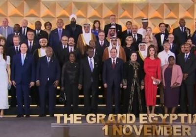 الرئيس السيسي وقرينته يتوسطان صورة تذكارية مع الوفود المشاركة بافتتاح المتحف الكبير