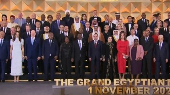 الرئيس السيسي وقرينته يتوسطان صورة تذكارية مع الوفود المشاركة بافتتاح المتحف الكبير