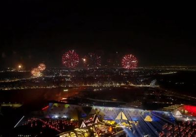 سماء القاهرة تتزين بالألعاب النارية في حفل افتتاح المتحف المصري الكبير