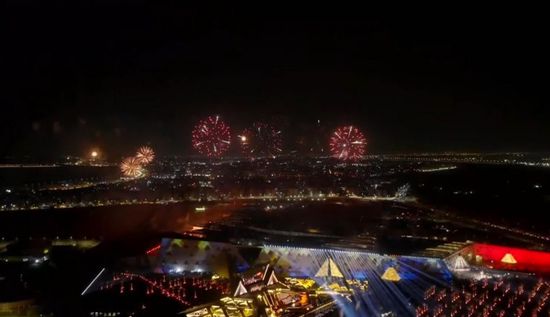 سماء القاهرة تتزين بالألعاب النارية في حفل افتتاح المتحف المصري الكبير