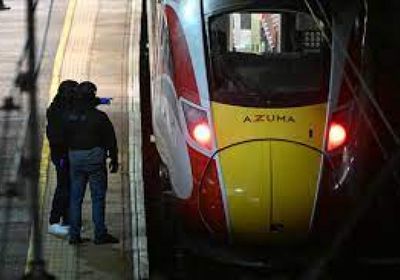 تفاصيل إصابة 10 أشخاص بحادث طعن على متن قطار في بريطانيا