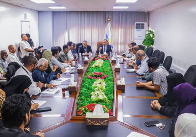 وزير النقل يتفقد مرافق مطار عدن ويؤكد تأهيل المدرج الرئيسي