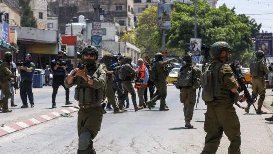 الجيش الإسرائيلي يشن حملة اعتقالات واسعة في الضفة الغربية