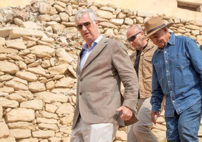 ملك بلجيكا يزور موقع حفائر زاهي حواس في سقارة