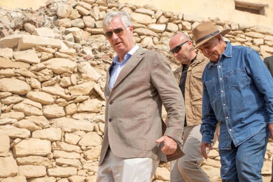 ملك بلجيكا يزور موقع حفائر زاهي حواس في سقارة