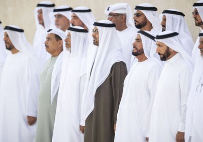 الشيخ محمد بن زايد يرفع علم الإمارات بمشاركة مجموعة من الضباط