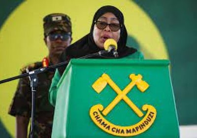 رئيسة تنزانيا تؤدي اليمين لبدء أول ولاية بالانتخاب