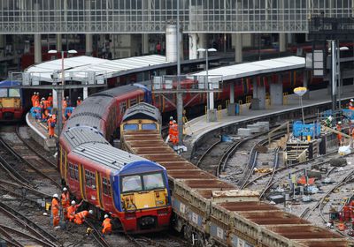 4 إصابات في انحراف قطار عن مساره بلندن