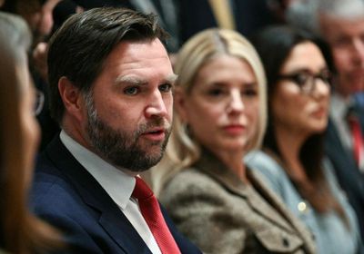 نائب الرئيس الأمريكي يحذر من "كارثة" بقطاع الطيران