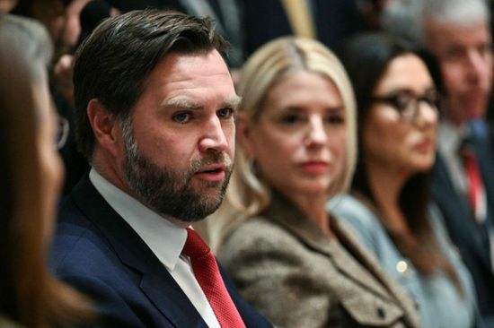 نائب الرئيس الأمريكي يحذر من "كارثة" بقطاع الطيران