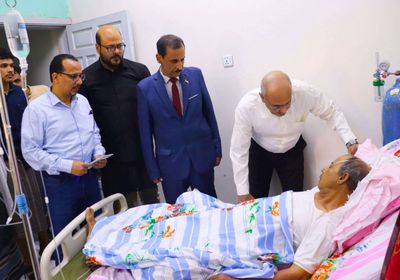 الكثيري يطمئن على الحالة الصحية للشاعر السعدي في المكلا