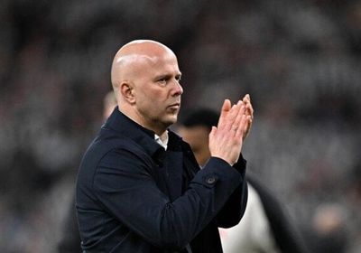 سلوت يكيل المديح للاعبيه والجماهير بعد فوز مثير على ريال مدريد