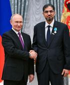 الرئيس الروسي يقلد سفير الإمارات في موسكو بوسام "بوشكين"