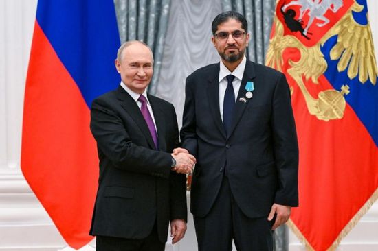 الرئيس الروسي يقلد سفير الإمارات في موسكو بوسام "بوشكين"