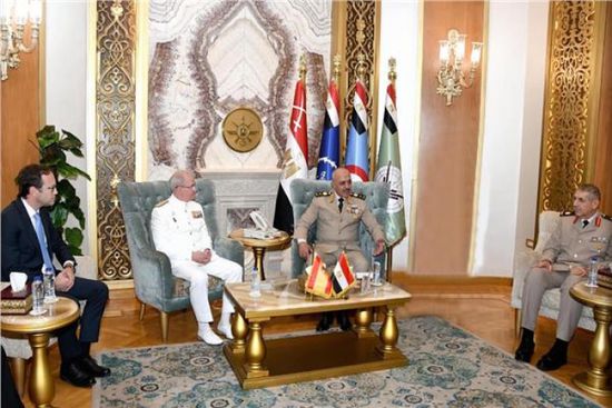 رئيس الأركان المصري يلتقى نظيره الإسباني في القاهرة