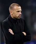 أياكس أمستردام يقيل مدربه جون هيتينجا بسبب سوء النتائج