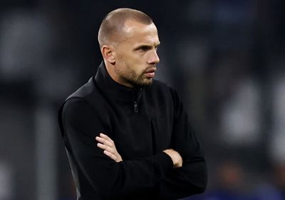 أياكس أمستردام يقيل مدربه جون هيتينجا بسبب سوء النتائج