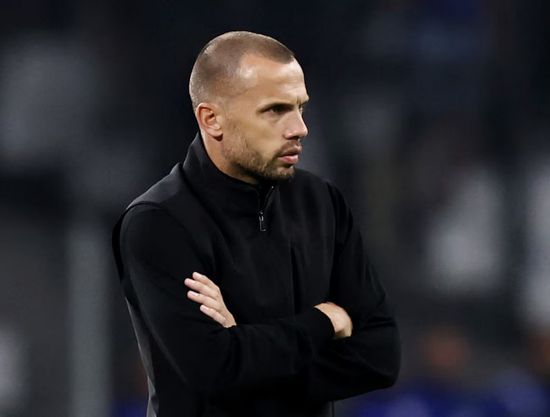 أياكس أمستردام يقيل مدربه جون هيتينجا بسبب سوء النتائج