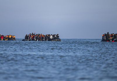 السلطات الفرنسية تنقذ 95 مهاجرًا خلال عبورهم المانش