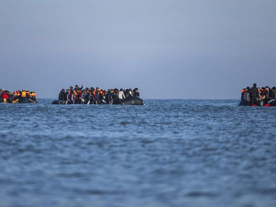 السلطات الفرنسية تنقذ 95 مهاجرًا خلال عبورهم المانش