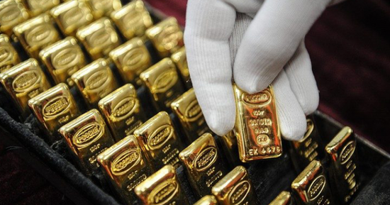 أسعار الذهب تستقر عند التسوية بدعم من تراجع الدولار