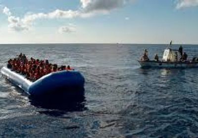 غارات جوية تستهدف قوارب تقل مهاجرين داخل ميناء بليبيا