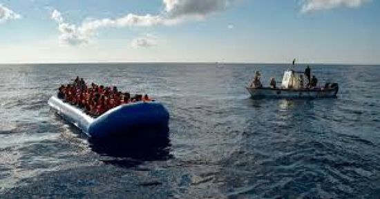 غارات جوية تستهدف قوارب تقل مهاجرين داخل ميناء بليبيا