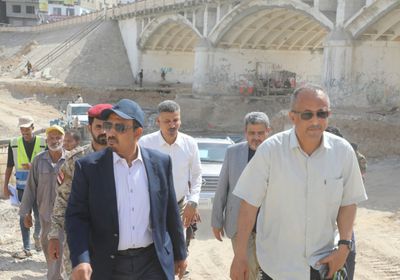محافظ حضرموت يتفقد مشاريع الطرق بالمرحلة الثانية من خور المكلا