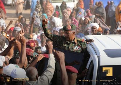 البرهان يجري زيارة ميدانية بمراكز الإيواء لنازحي الفاشر بمدينة الدبة