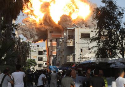    الاحتلال يقصف مباني وسط قطاع غزة