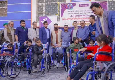 توزيع 442 كرسيًا متحركًا على الأطفال من ذوي الإعاقة بشبوة
