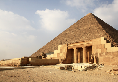 السلطات المصرية توقف 3 سياح عراة في منطقة الأهرامات