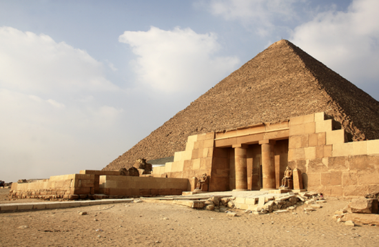 السلطات المصرية توقف 3 سياح عراة في منطقة الأهرامات