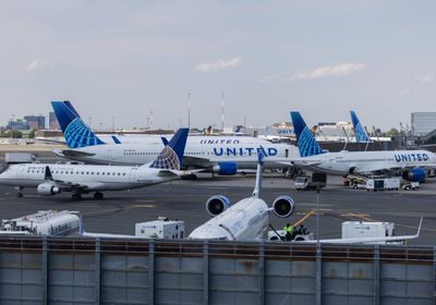 وزير النقل الأمريكي يحذر من استمرار خفض الرحلات الجوية