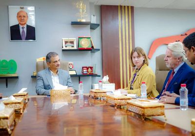 محافظ عدن يبحث مع وفد هولندي تطوير مؤسسة المياه والصرف