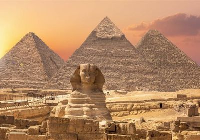 عرض عمل للفنان الإيطالي ميكيلانجيلو بيستوليتو أمام الأهرامات