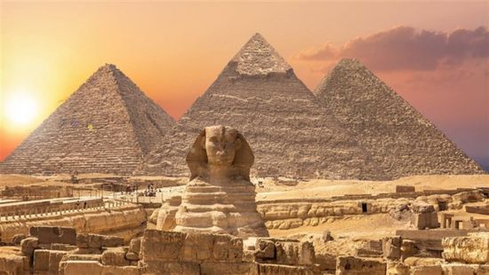 عرض عمل للفنان الإيطالي ميكيلانجيلو بيستوليتو أمام الأهرامات