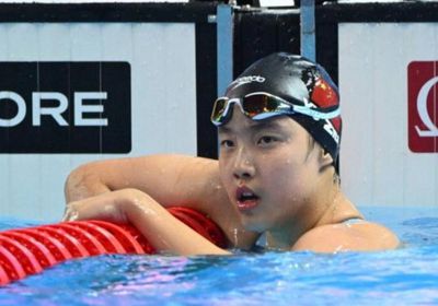 السباحة الصينية الواعدة يو تحقق أول أرقامها القياسية الآسيوية