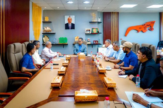 محافظ عدن يستعين بهيئة الجيولوجيا لمواجهة الانهيارات الصخرية