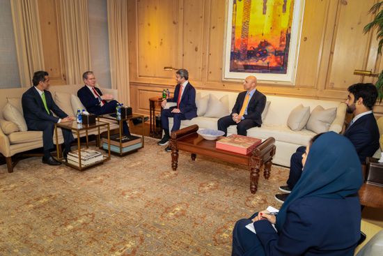 وزير الخارجية الإماراتي يلتقي سكوت بيسينت في نيويورك