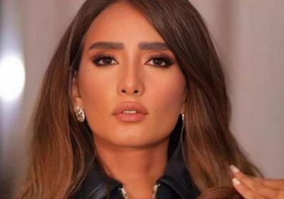 الفنانة زينة تشارك صورة لشقيقة ياسمين رئيس وتدعو لها بالشفاء