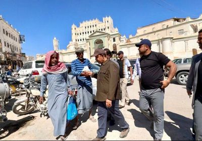 خلال زيارة ميدانية.. محافظ حضرموت يتفقد سوق قصر سيئون