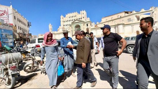 خلال زيارة ميدانية.. محافظ حضرموت يتفقد سوق قصر سيئون