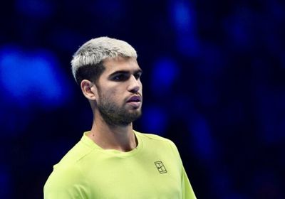 ألكاراز يتأهل للقاء سينر في نهائي البطولة الختامية