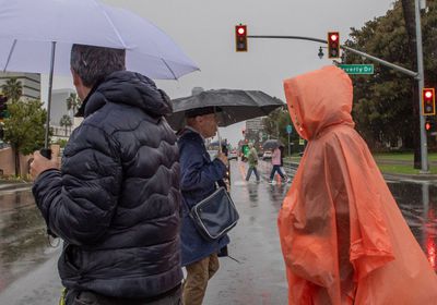 عاصفة قوية تضرب جنوب كاليفورنيا وتهدد بفيضانات مفاجئة