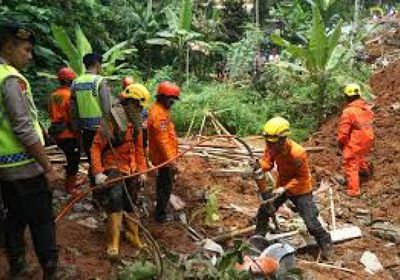 ارتفاع عدد قتلى انهيار أرضي في جاوة الوسطى بإندونيسيا إلى 11 شخصا