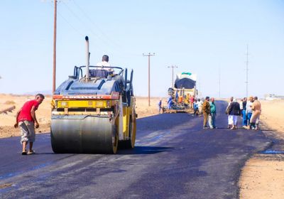 بدء أعمال السفلتة بمشروع توسعة المدخل الغربي لعتق