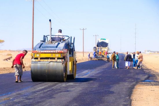 بدء أعمال السفلتة بمشروع توسعة المدخل الغربي لعتق